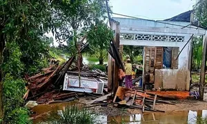 Lốc xoáy làm hư hỏng 15 căn nhà, 6 người bị thương